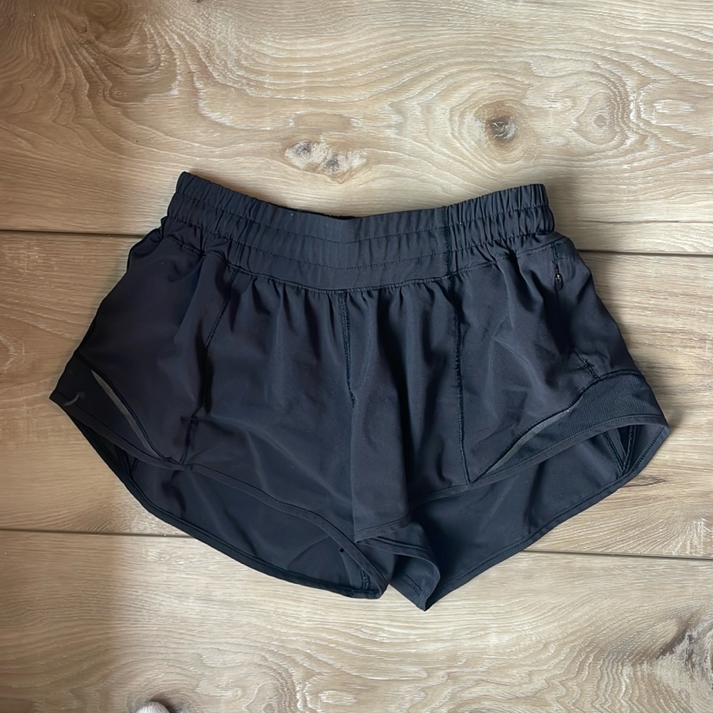 Black hotty hot 2.5 lulu shorts!!